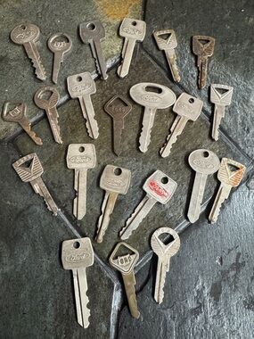 22 Vintage Ford Keys Collection in brass, aluminum & steel